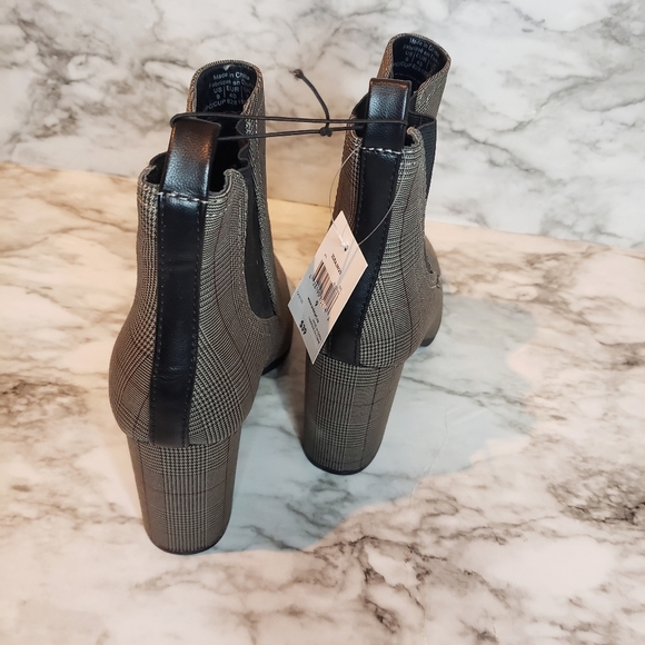 Plaid pull on ankle booties size 9 - Picture 5 of 9